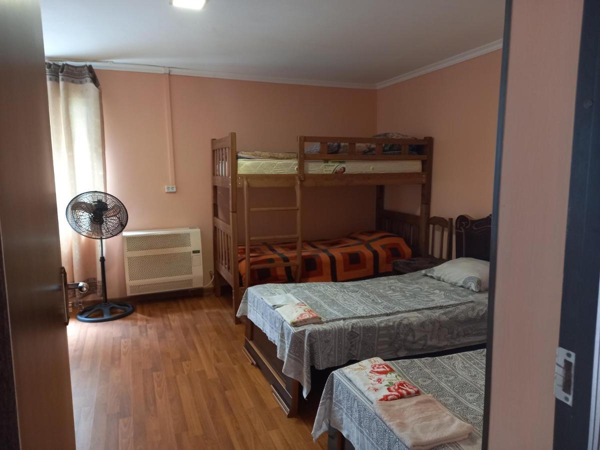 Guest Houze Nona Hotel Зугдиди Екстериор снимка